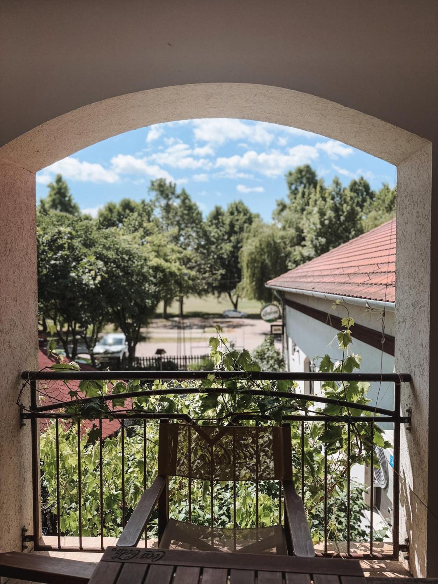 Sobri Halászcsárda és Panzió Baja Exterior foto